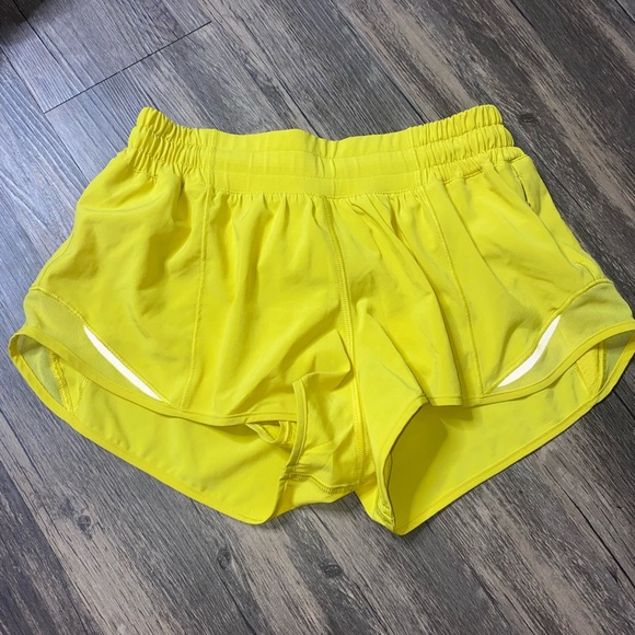 Lululemon Hotty Hot Short II *2.5" - Picture 2 of 5